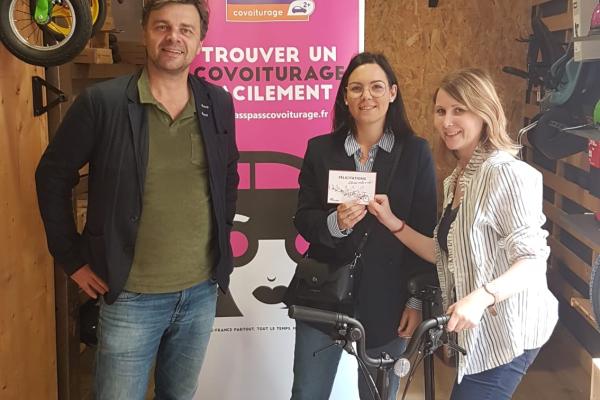 Les 2 gagnantes recevant leur vélo pliable au magasin Cyclable, rue des Arts à Lille le 13 juillet.